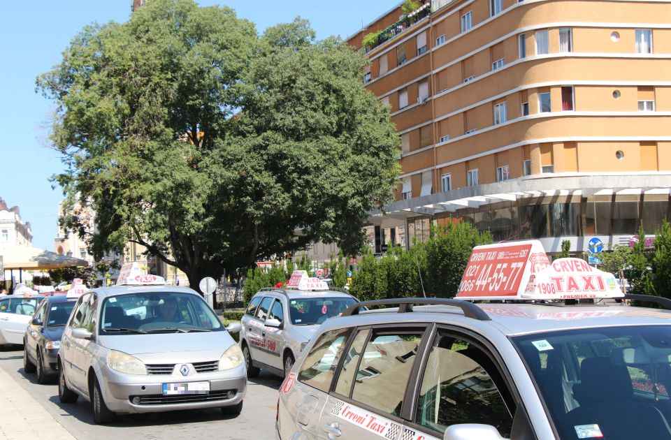 Radovi na novosadskim ulicama zakomplikovali posao taksistima: "Jeste gužva, ali biće bolje"