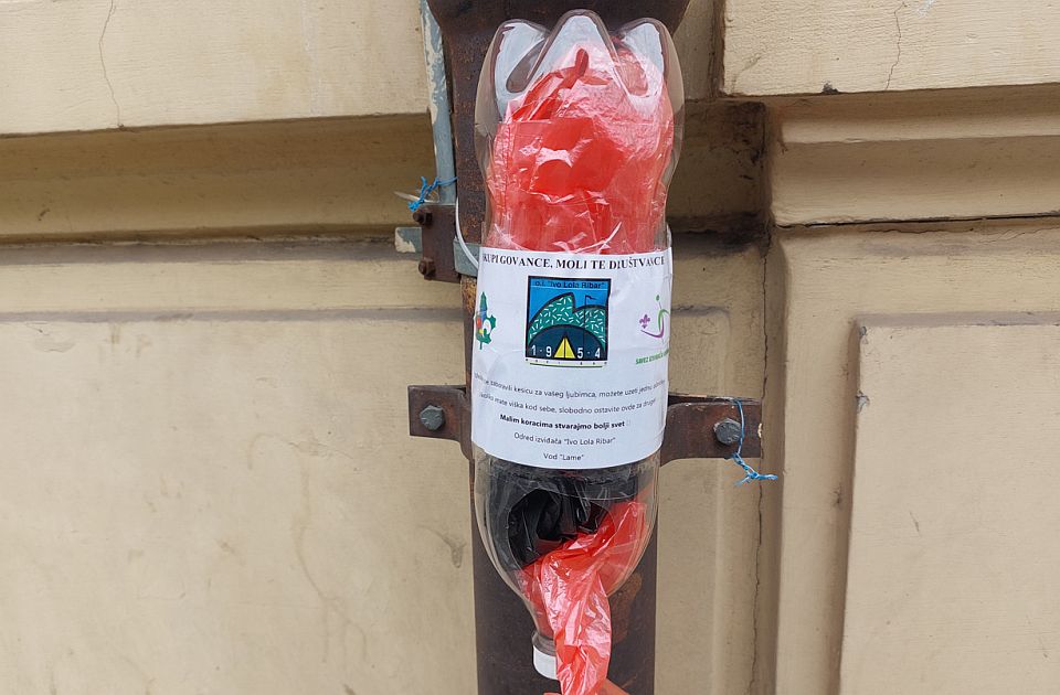 Rešenje za pseći izmet na novosadskim ulicama: "Pokupi govance, moli te društvance"