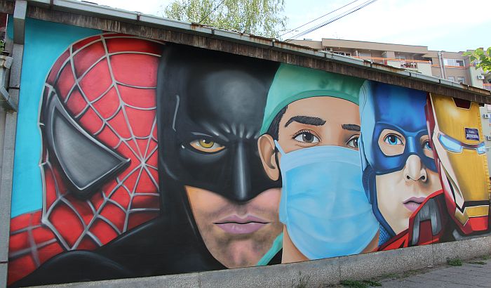 FOTO: Medicinari među superherojima na muralu na Salajci