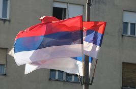 FOTO, VIDEO: Bez fame na Dan srpskog jedinstva - zastave u Novom Sadu na državnim ustanovama