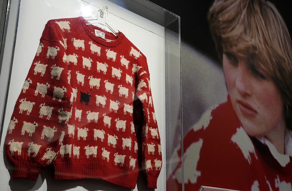 FOTO: Za džemper sa ovcama princeze Dajane više od milion dolara na aukciji 