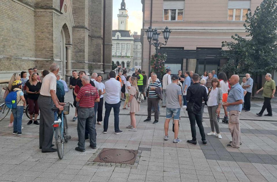 VIDEO: Održan protest "Novi Sad protiv nasilja" - kratko okupljanje u Katoličkoj porti