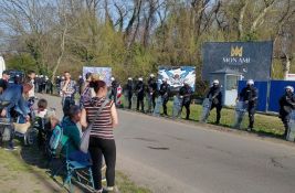 FOTO, VIDEO: Pušteni privedeni aktivisti, sedeli na putu u pokušaju da spreče prolazak kamiona