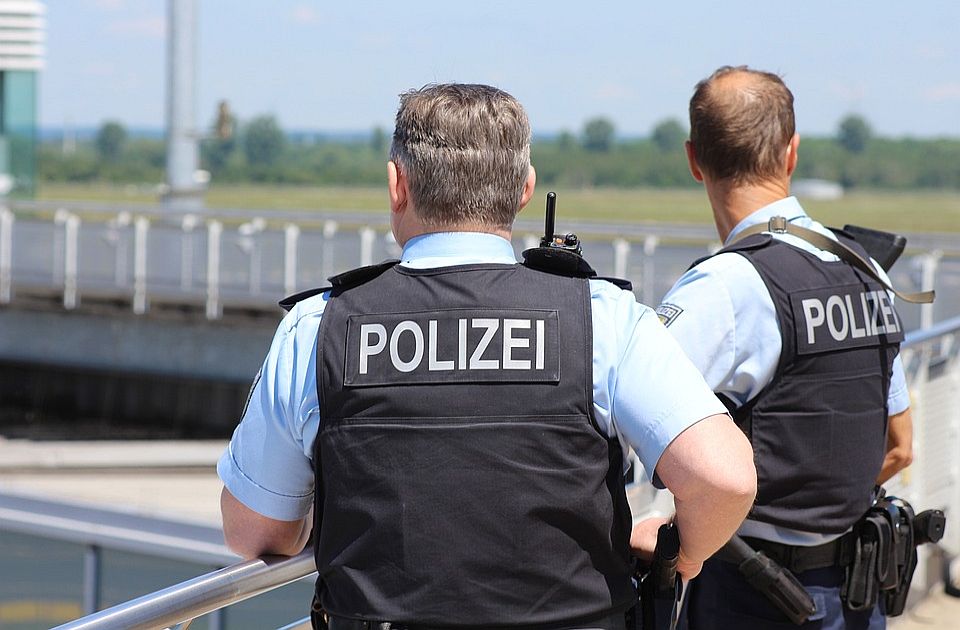 Automobilom uleteo među pešake na aerodromu u Nemačkoj, više povređenih