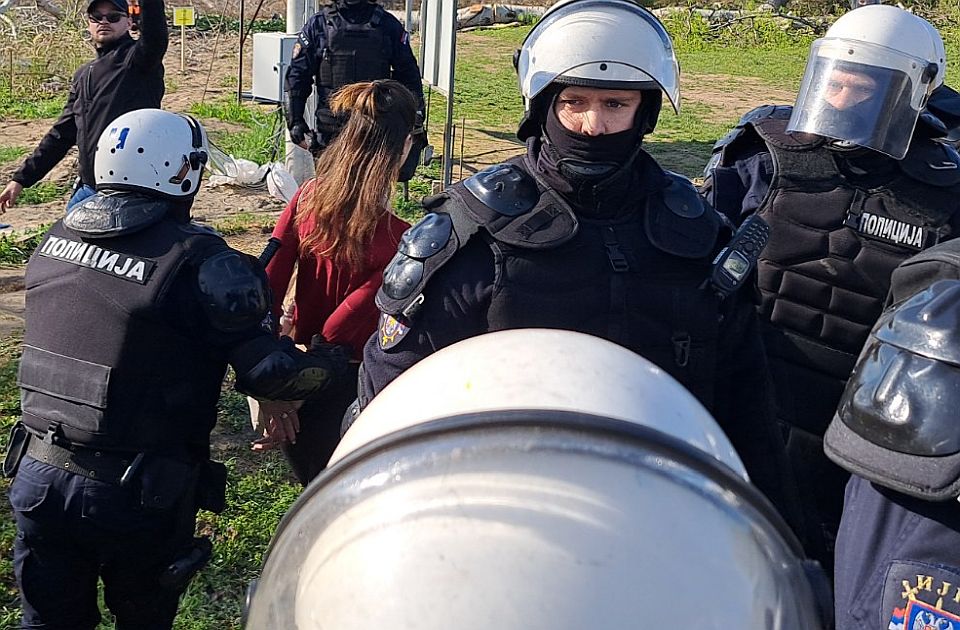VIDEO: Sukob aktivista i policije zbog seče stabala na Šodrošu, ima privedenih
