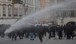 Policija u Pragu vodenim topovima i suzavcem razbila protest protiv nošenja maski