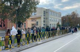 UŽIVO Izbori u Srbiji: Do 16h glasalo 56 odsto birača, palice u džipu kod prostorija SNS u Lazarevcu