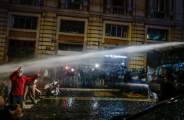 Sukobi sinoć u centru Rima, policija upotrebila vodene topove i suzavac