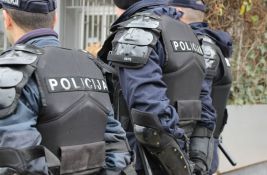 VIDEO: Policija u punoj opremi za demonstracije raspoređena oko RIK-a