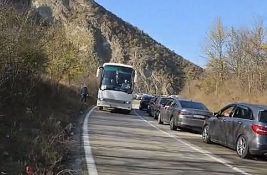Kolone od više kilometara na Jarinju: Građani pešače do biračkih mesta u Raški