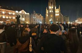 UŽIVO VIDEO: Novosađani slave pobedu studenata na Trgu Slobode