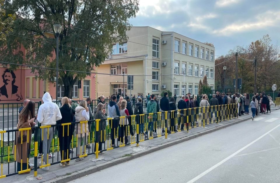 UŽIVO Izbori u Srbiji: Do 16h glasalo 56 odsto birača, palice u džipu kod prostorija SNS u Lazarevcu