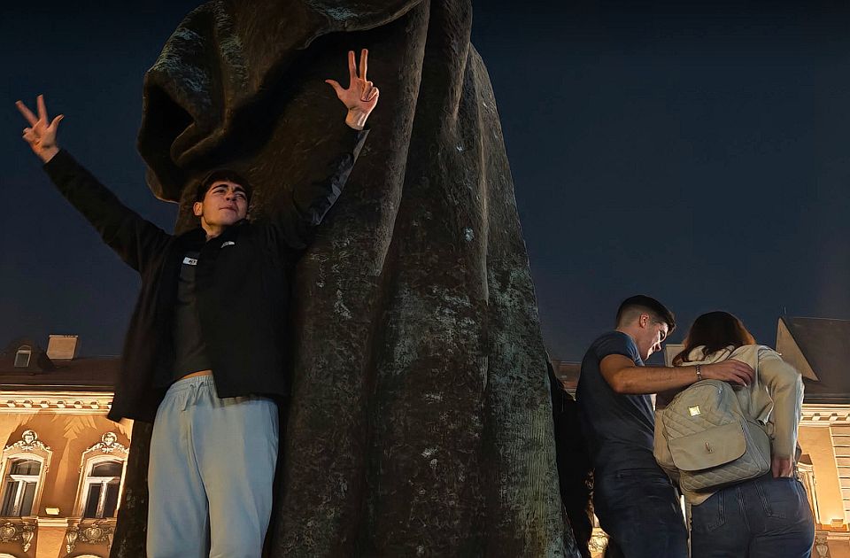 UŽIVO VIDEO: Novosađani slave pobedu studenata na Trgu Slobode