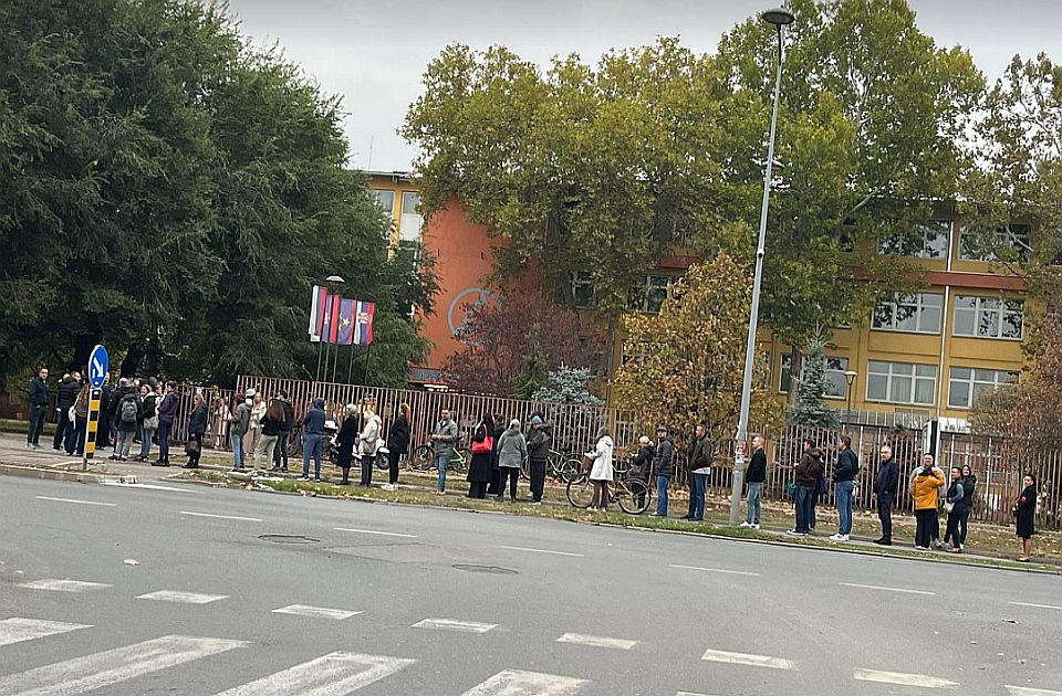 VIDEO: Veliki broj Novosađana u redovima za glasanje