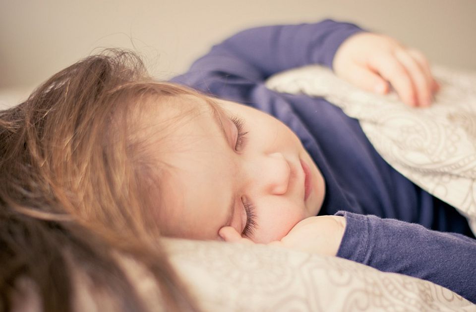 Tvit pokrenuo polemiku - šta ako se deci ne spava u vrtiću?