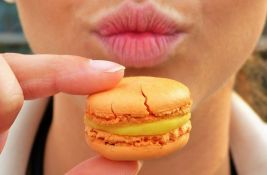 VIDEO: Mikrobiolozi objašnjavaju šta se dešava u vašim ustima kada jedete šećer