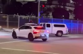 VIDEO: Samovozeći taksi provozao putnika kroz policijsku opsadu u centru Los Anđelesa