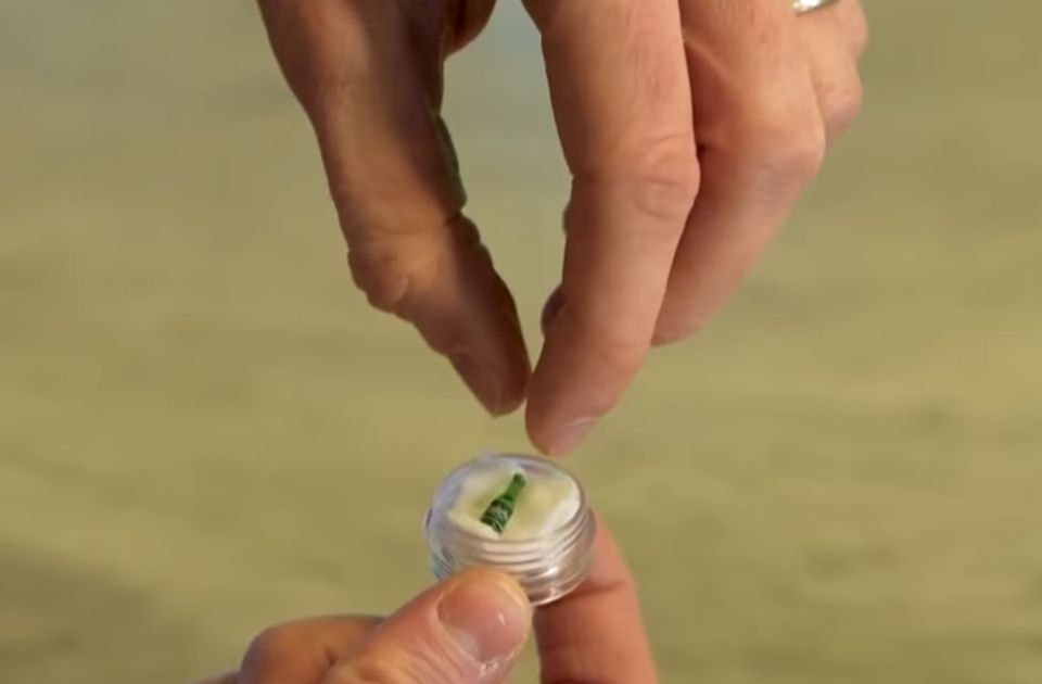 VIDEO: Napravljena najmanja flaša bezalkoholnog piva na svetu