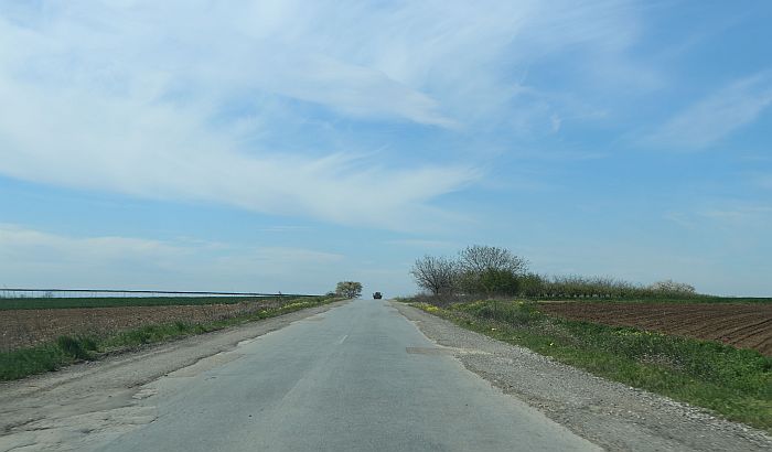 FOTO: Šest kilometara puta kod Vrdnika grade već dve godine, nepoznato koliko koštaju radovi