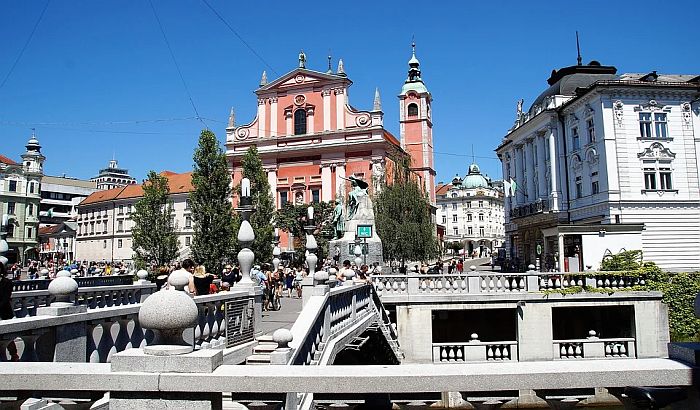 Protest u Ljubljani protiv mera, Janšina vlada navodno nabavila respiratore od 