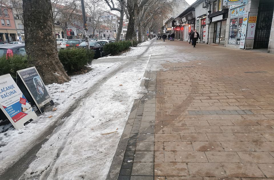 FOTO: Biciklističke staze zimi kao ledena dvorana, zimske službe ne čiste ni ovo malo snega