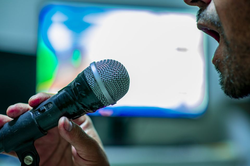 Kina zabranjuje izvođenje "opasnih" karaoke pesama