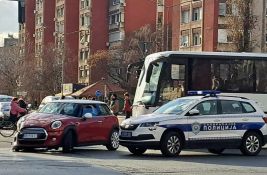 FOTO: Sudar dva vozila na Bulevaru oslobođenja, povređeni mladić i muškarac