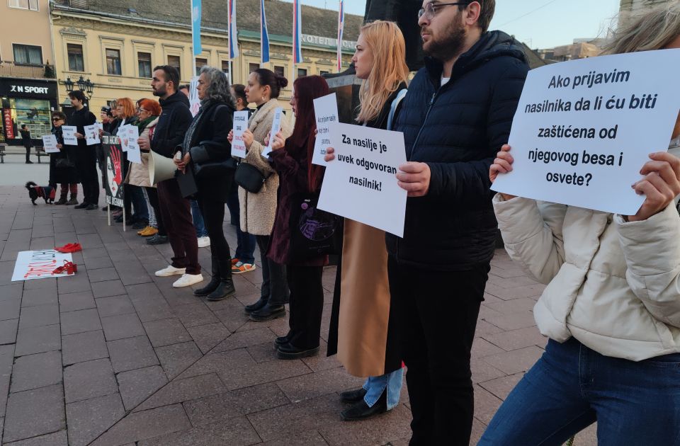 VIDEO, FOTO Održan protest zbog dvostrukog femicida u Rakovcu: "Zabrana prilaska ih nije zaustavila"