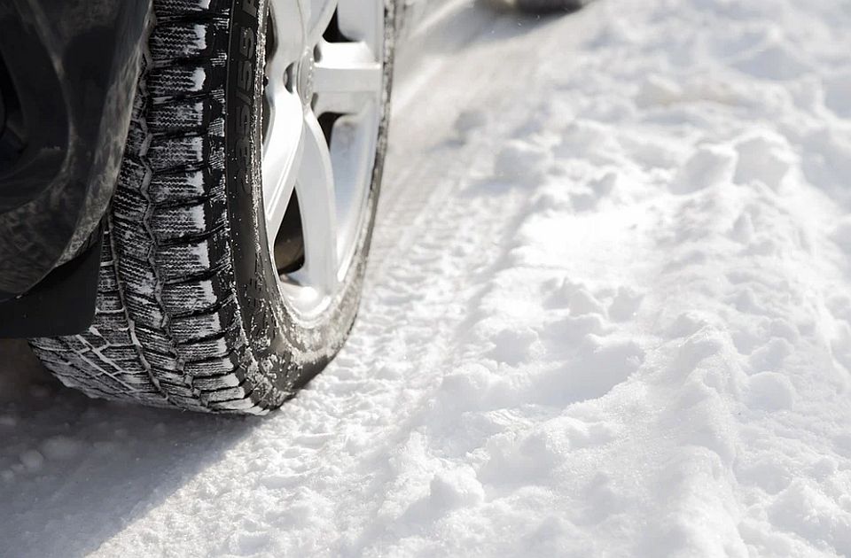 Stručnjak za bezbednost saobraćaja: Ukoliko ima snega, obavezne zimske gume 