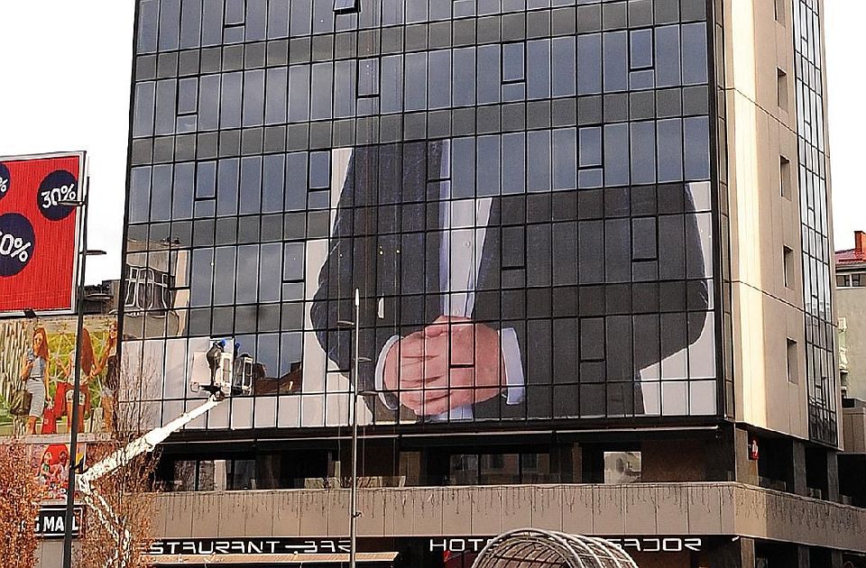 FOTO: Hotelu na kom je ogroman poster Vučića ocena na Guglu drastično smanjena