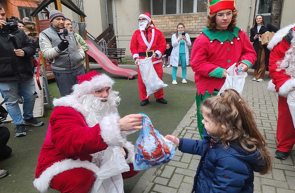 FOTO, VIDEO: Deda Mraz se spustio sa krova Dečije bolnice u Novom Sadu i doneo paketiće