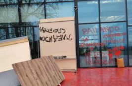 Direktor RTV-a poziva studente da očiste grafite koje su ispisali na zgradi