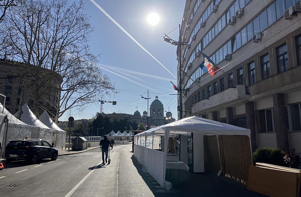 Grupa ljudi postavila nove šatore ispred Skupštine Srbije