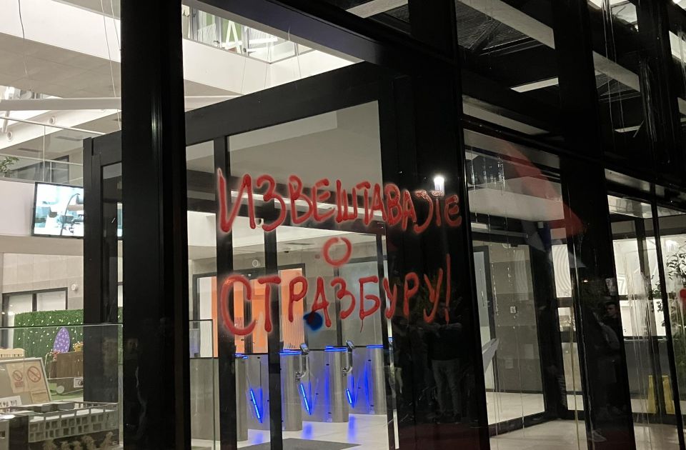 Studenti organizuju prenos dočeka biciklista u Strazburu ispred RTV-a