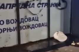 VIDEO: Prostorije SNS na Voždovcu zasute balegom