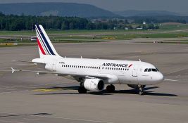 Oko 40 odsto letova otkazano na pariskim aerodromima u petak