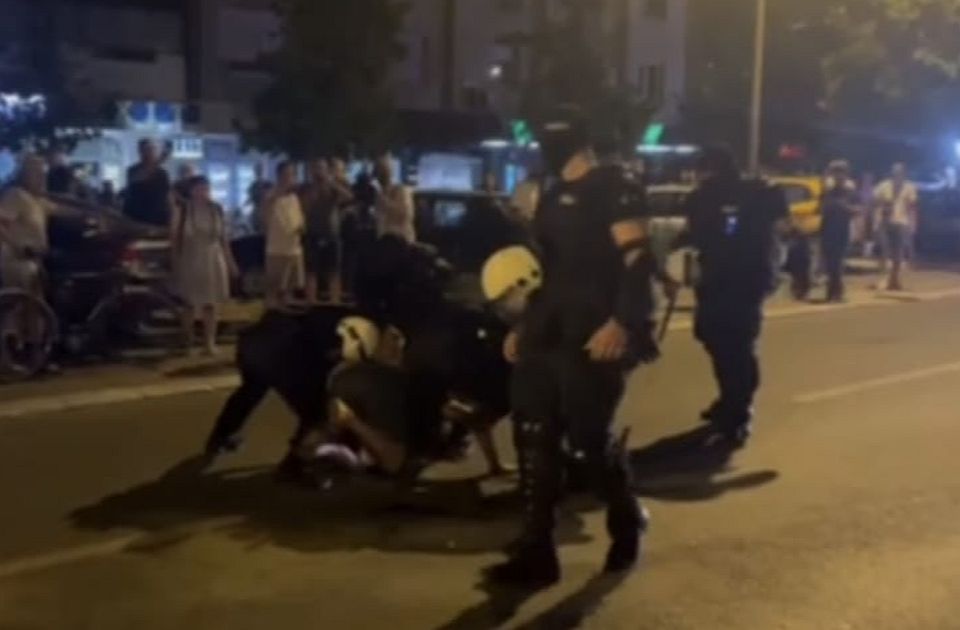 VIDEO: Žandarmerija intervenisala ispred prostorija SNS na Bulevaru oslobođenja, ima privedenih