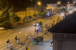 VIDEO Novosadski biciklisti posetili zgradu RTV-a: Zviždaljke i 