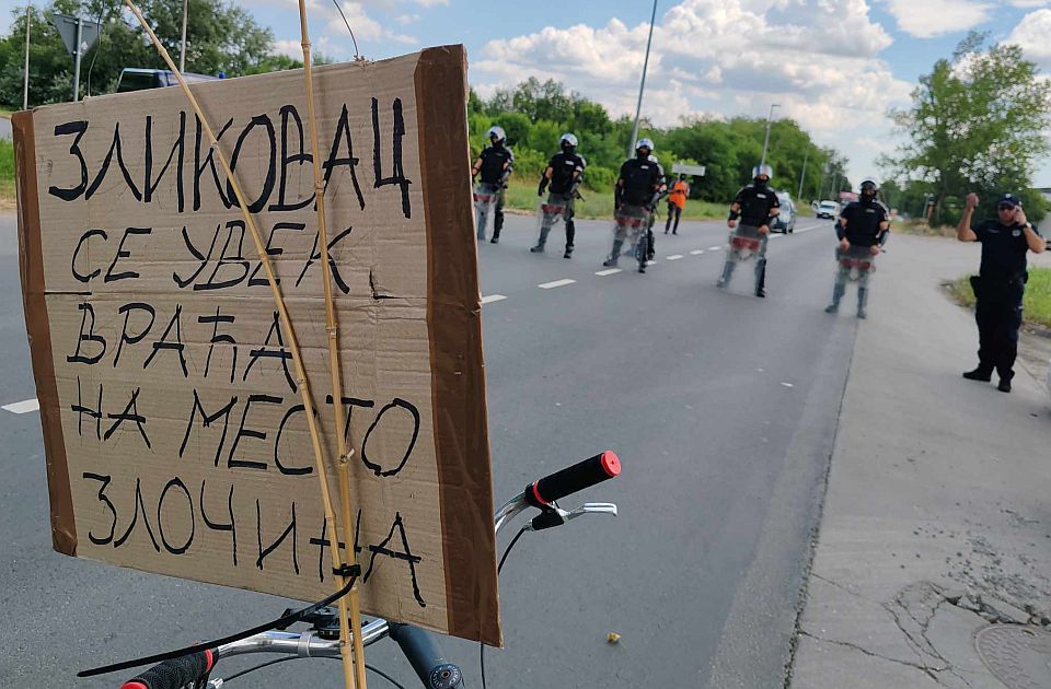 FOTO, VIDEO: Pristalice SNS-a okupljaju se da dočekaju Vučića, zborove građana zaustavila policija FOTO, VIDEO: Pristalice SNS-a okupljaju se da dočekaju Vučića, zborove građana zaustavila policija