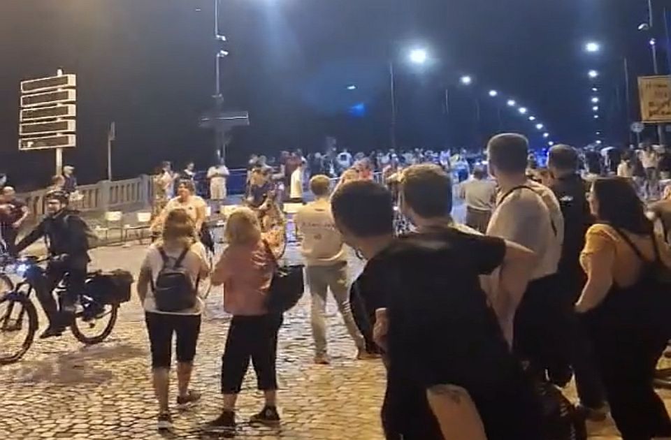 VIDEO Novosadski biciklisti posetili zgradu RTV-a: Zviždaljke i 