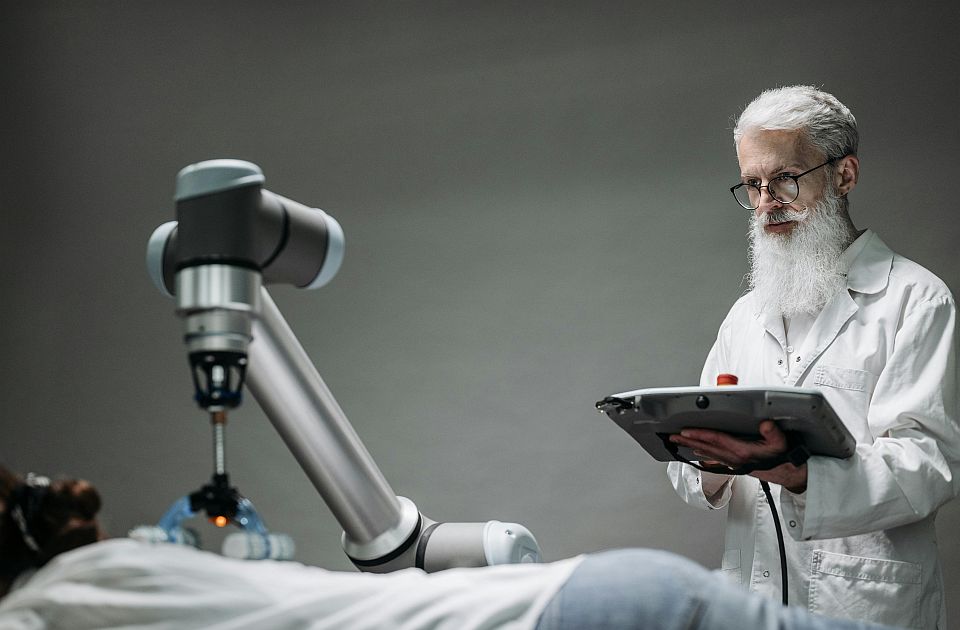 Robot-hirurg u narednih 10 godina bi mogao da bude testiran na ljudima: Već operisao svinje Robot-hirurg u narednih 10 godina bi mogao da bude testiran na ljudima: Već operisao svinje