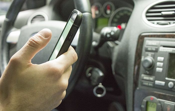 Zabranjuju mobilne za volanom, čak i ako vozilo stoji