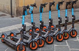 Novi saobraćajni zakon u Crnoj Gori: Mlađi od 21 godine ne smeju da voze noću, pravila za električne trotinete
