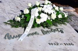 Predstavnici Grada Novog Sada položili cveće na grob Mike Antića Predstavnici Grada Novog Sada položili cveće na grob Mike Antića