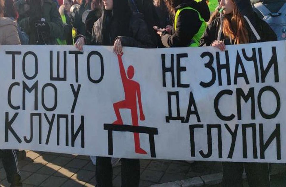 Đaci gimnazije u Bačkoj Palanci bojkotuju nastavu u znak podrške direktorki