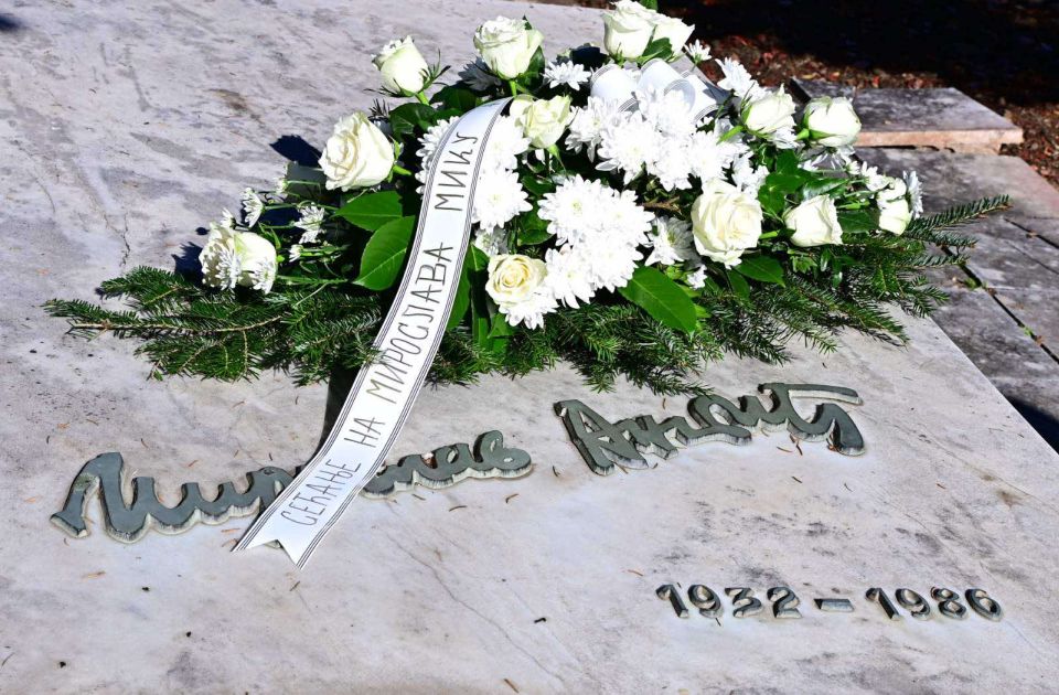 Predstavnici Grada Novog Sada položili cveće na grob Mike Antića