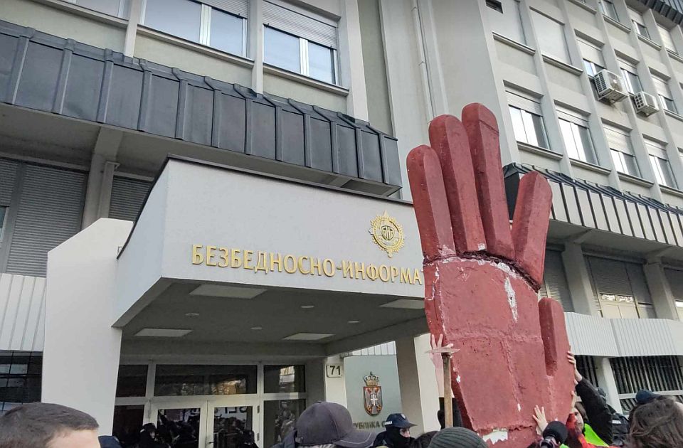 BIA slučajno snimila razgovor novosadskih aktivista: Deset meseci špijunirala drugu metu BIA slučajno snimila razgovor novosadskih aktivista: Deset meseci špijunirala drugu metu