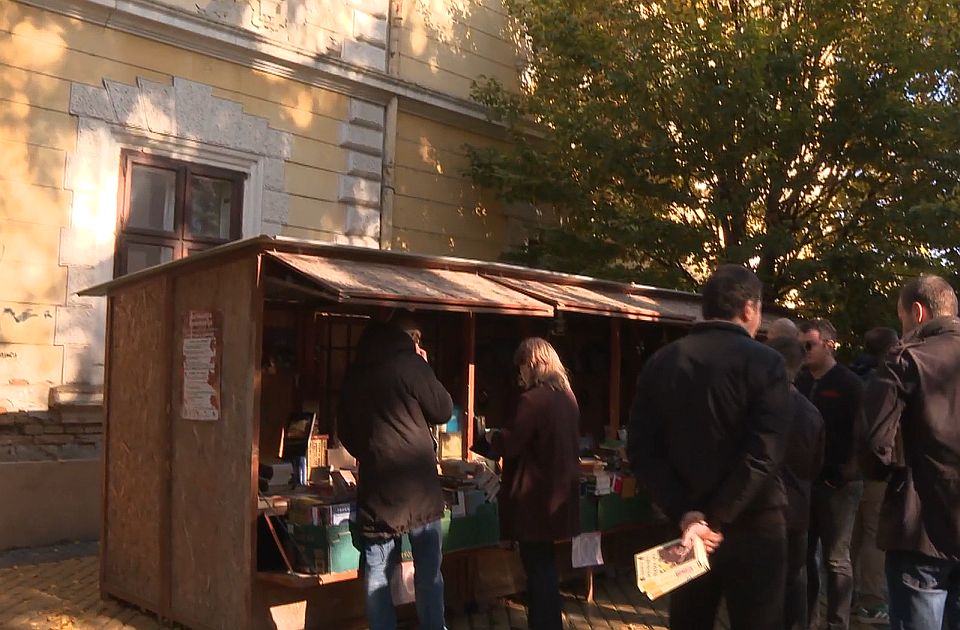 Somborski naprednjaci teraju knjige iz centra grada, vašarski rekviziti im ne smetaju Somborski naprednjaci teraju knjige iz centra grada, vašarski rekviziti im ne smetaju