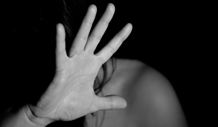 Nova mera protiv porodičnog nasilja: Žrtve i nasilnici dobijaju elektronske narukvice