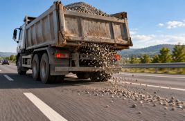 Kamioni kojima ispada pesak i sličan materijal po putu su potencijalna opasnost: Da li su cirade obavezne?